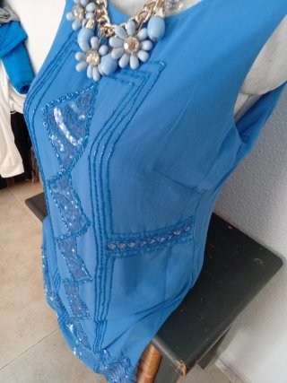 Vestido de verano azul con pedrería