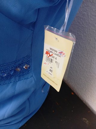 Vestido de verano azul con pedrería