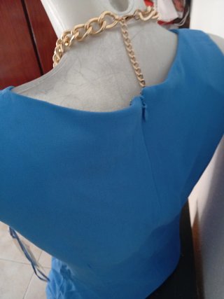 Vestido de verano azul con pedrería