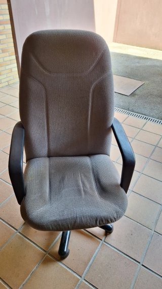 Silla de oficina giratoria gris en Gijón