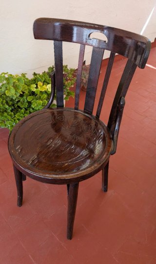 Silla antigua de madera oscura