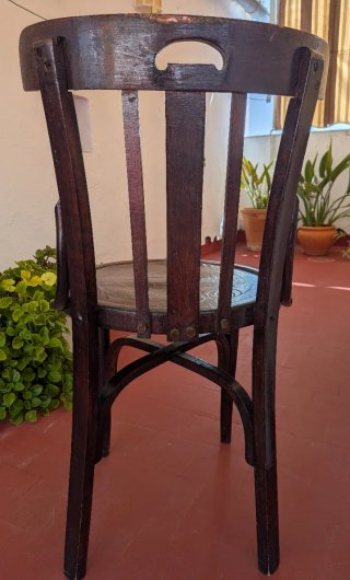 Silla antigua de madera oscura