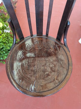 Silla antigua de madera oscura