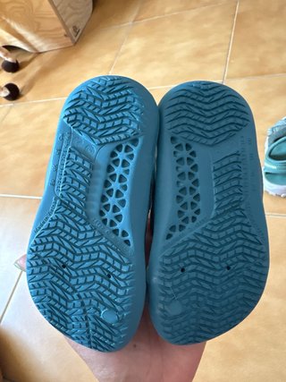 Sandalias de playa azules talla 23-24