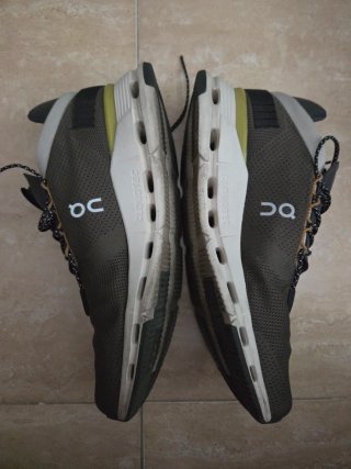 Zapatillas ON Cloudnova grises y verdes