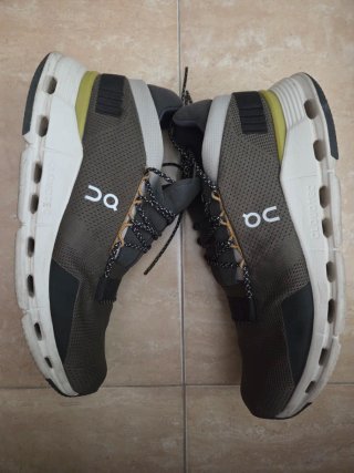 Zapatillas ON Cloudnova grises y verdes