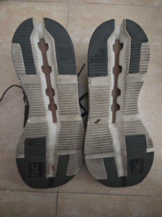 Zapatillas ON Cloudnova grises y verdes