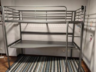 Cama alta SVÄRTA Ikea con escritorio