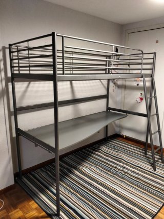 Cama alta SVÄRTA Ikea con escritorio