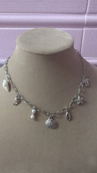 Collar plateado con dijes marinos