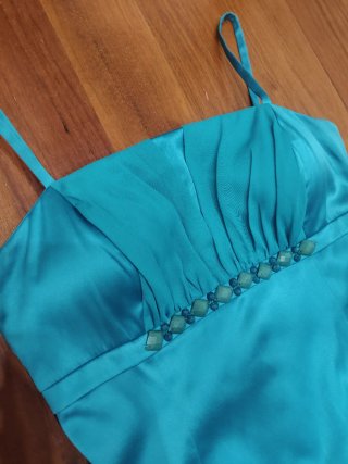Vestido de fiesta color turquesa con volantes