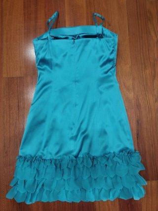 Vestido de fiesta color turquesa con volantes