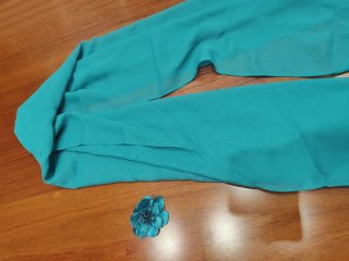 Vestido de fiesta color turquesa con volantes