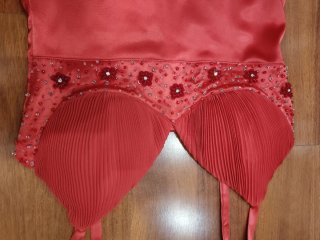 Vestido de fiesta rojo con pedrería
