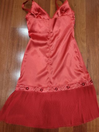 Vestido de fiesta rojo con pedrería