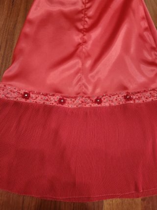 Vestido de fiesta rojo con pedrería
