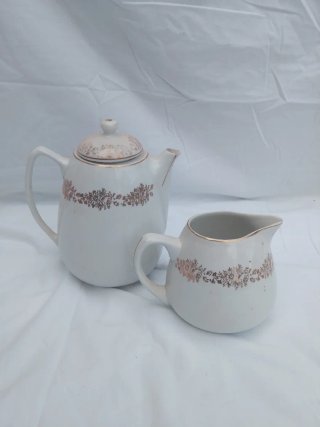Cafetera y lechera antiguas