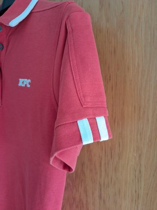 Polo KFC en color rojo detalles blancos en mangas