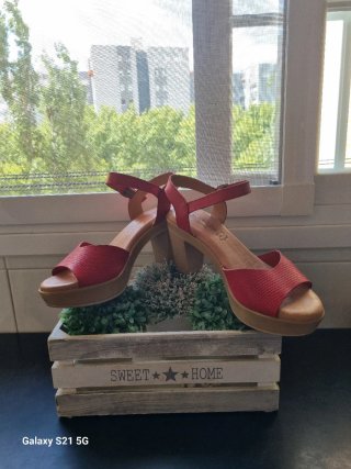 Sandalias de piel rojas con tacón.