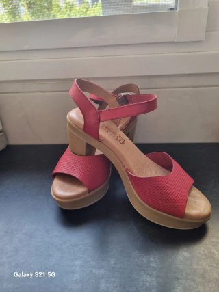 Sandalias de piel rojas con tacón.