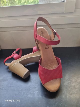 Sandalias de piel rojas con tacón.