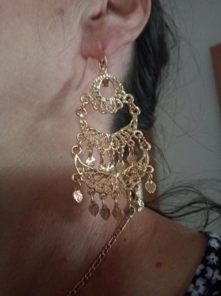 Pendientes largos dorados.