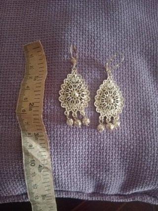 Pendientes largos dorados.