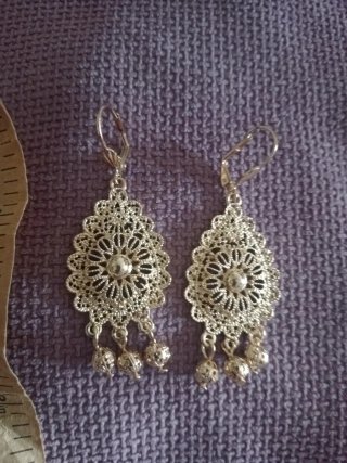 Pendientes largos dorados.