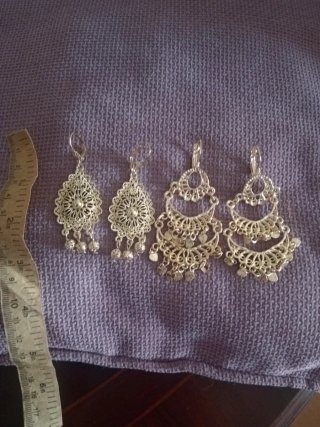 Pendientes largos dorados.