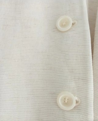 Conjunto chaqueta veraniega y pantalón estampado.