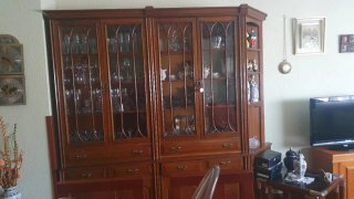 Mueble de salón de madera y cristal