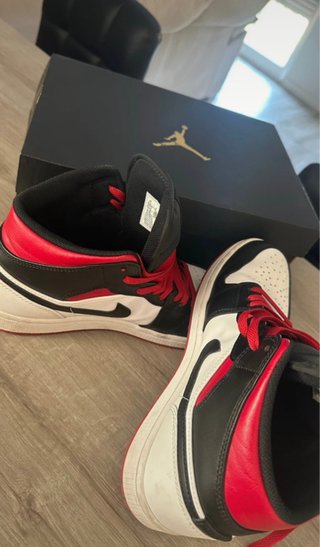 Air Jordan 1 Mid Negro Rojo Blanco
