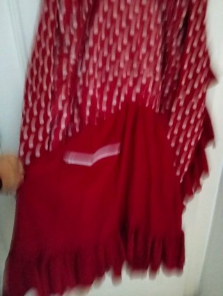 Traje de flamenca burdeos con lunares blancos