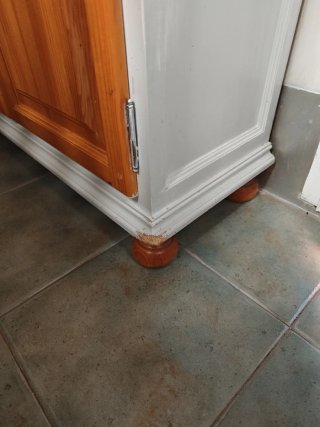 Alacena de madera y cristal
