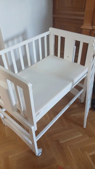 Cuna de bebé blanca con ruedas