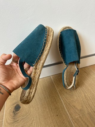 Sandalias de terciopelo y esparto verde azulado