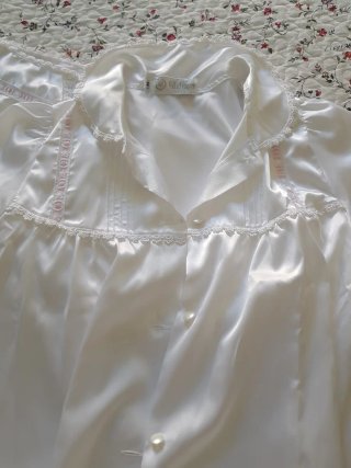 Camisón y bata de raso blanco