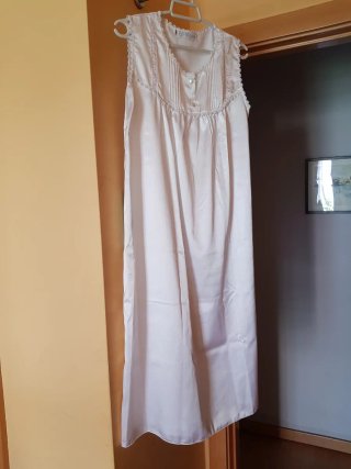 Camisón y bata de raso blanco