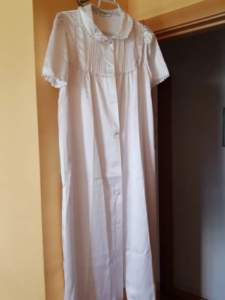 Camisón y bata de raso blanco