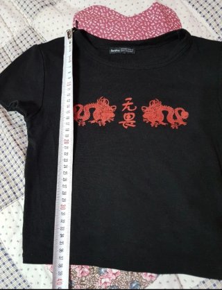 Top Bershka nero con draghi rossi