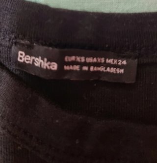 Top Bershka nero con draghi rossi