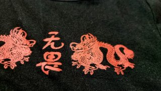 Top Bershka nero con draghi rossi