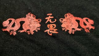 Top Bershka nero con draghi rossi