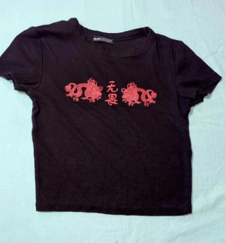 Top Bershka nero con draghi rossi