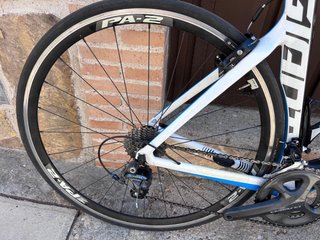 Bicicleta de carretera Giant Negra/Blanca