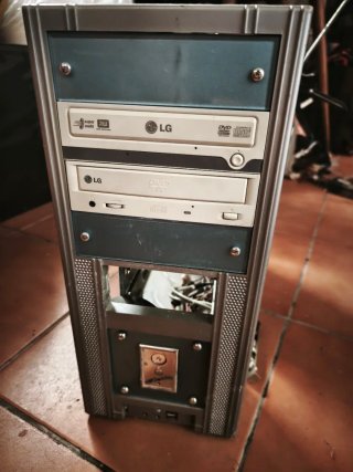Ordenador antiguo beige y plata