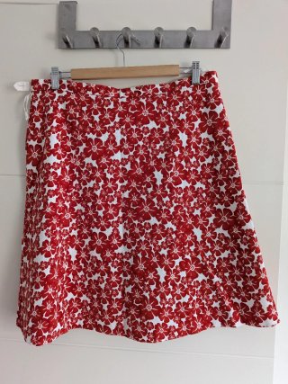 Falda H&M floral roja y blanca