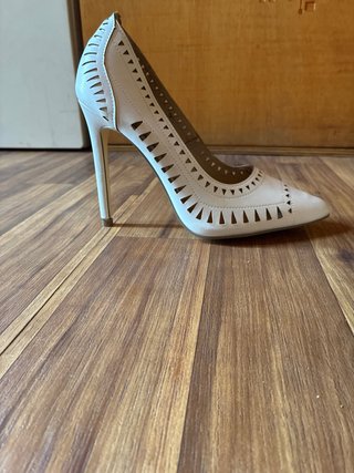 Zapatos elegantes y nuevos