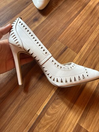 Zapatos elegantes y nuevos