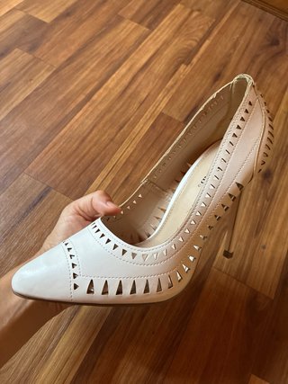 Zapatos elegantes y nuevos